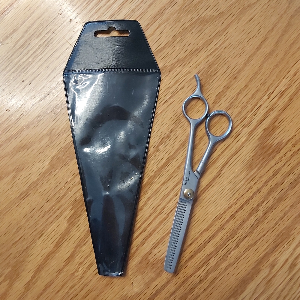 Hairdresser  thinning scissors